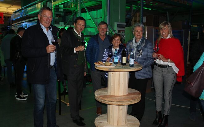The photography shows Georg Zingerle with guests at an event. 