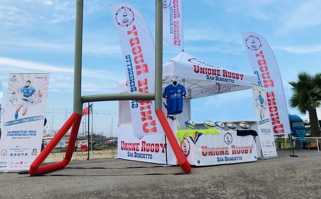 Gazebo pieghevole promozionale per la unione rugby san benedetto su una piazza.