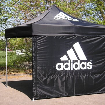 Faltpavillon 3x3 m schwarz mit einer Seitenwand mit Adidas-Logo bedruckt