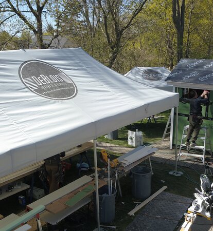 Vista dall'alto della DeBlois Renovation and Remodeling che utilizza la tenda Mastertent per le operazioni di lavoro. 