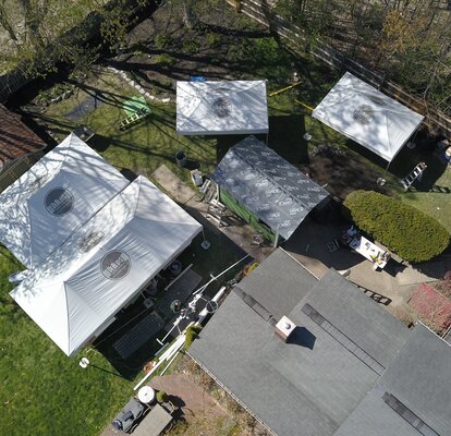 Vista a volo d'uccello del cantiere di DeBlois Renovate and Remodel, con quattro tende Mastertents montate. 