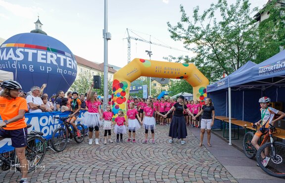 Participants stand under custom Mastertent Women's Run inflatable arch.  | © Helmut Moling Photography