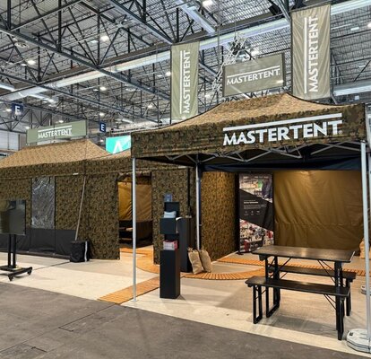 Tenda militare stampata da Mastertent con motivo mimetico.
