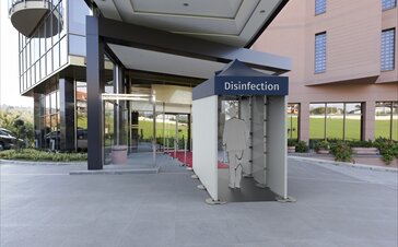 Desinfektionstunnel vor einem Hotel zur Desinfizierung von Personen und Gegenständen vor Betreten.