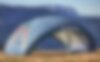 Il gonfiabile "Kokon" con i colori aziendali MASTERTENT e un logo su un prato. Nello sfondo un paesaggio montano.