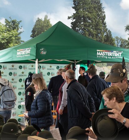 Gazebo verde degli Alpini durante una manifestazione degli Alpini.