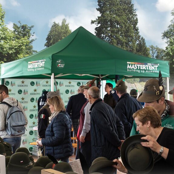 Gazebo verde degli Alpini durante una manifestazione degli Alpini.