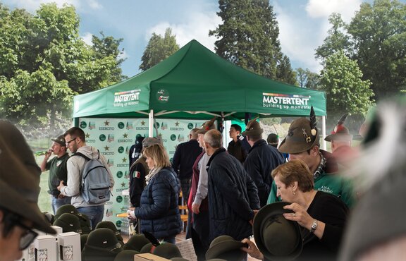 Gazebo verde degli Alpini durante una manifestazione degli Alpini.