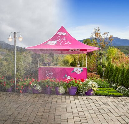 Ein pinker Faltpavillon mit Vordach einer Gärtnerei hält jeder Witterung stand. Die Hälfte des Faltpavillons befindet sich im Regen, die andere Hälfte unter strahlendem Sonnenschein. 