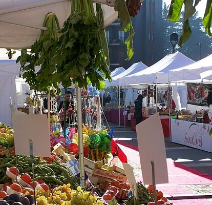Obst und Gemüse Stand am Bauernmarkt Ein Obst und Gemüse Stand steht am Bauernmarkt. Dahinter reihen sich zahlreiche weitere Marktstände.