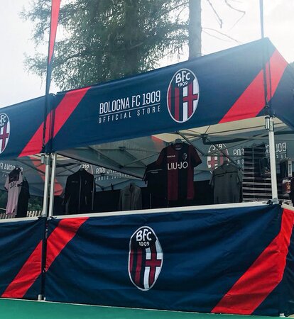 Gazebo Square 3x3 m per il Bologna FC. Il gazebo è stampato completo e viene usato come stand di vendita.