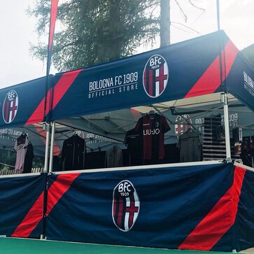 Gazebo Square 3x3 m per il Bologna FC. Il gazebo è stampato completo e viene usato come stand di vendita.