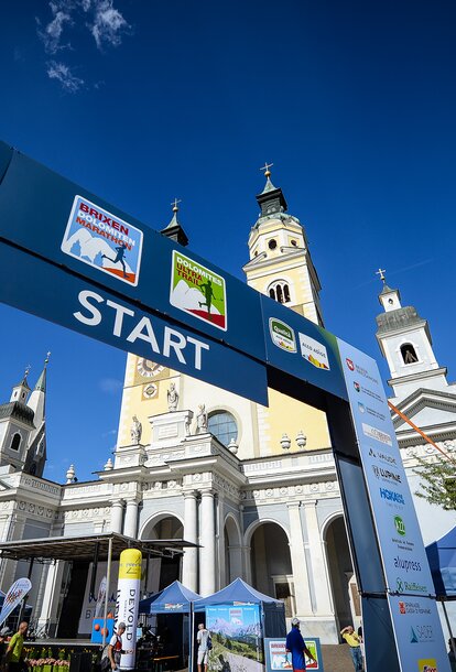 Der Start des Plose Dolomiten Marathons am Brixner Domplatz. Im Hintergrund sieht man den Dom und die Faltpavillons von MASTERTENT.
