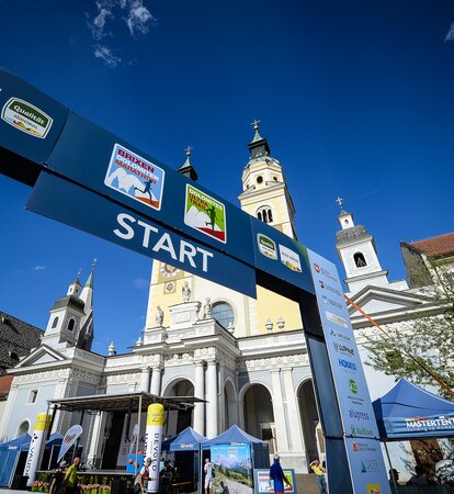 Der Start des Plose Dolomiten Marathons am Brixner Domplatz. Im Hintergrund sieht man den Dom und die Faltpavillons von MASTERTENT.