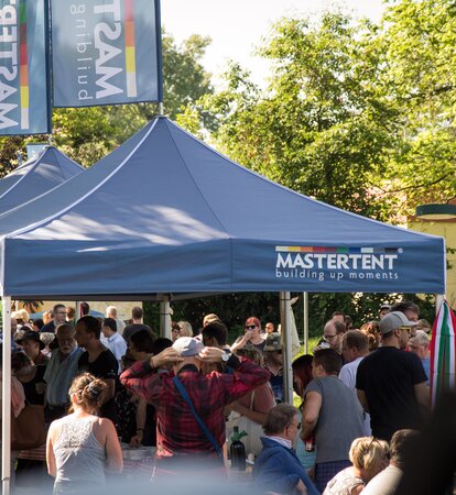 Blaue Faltpavillons überdachen das Donaupark Gulaschfestival.