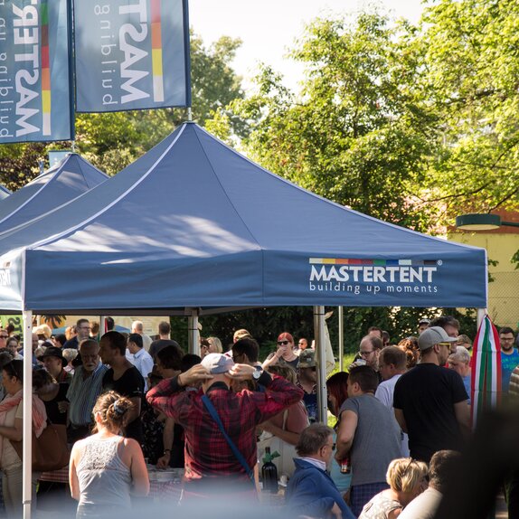 Blaue Faltpavillons überdachen das Donaupark Gulaschfestival.