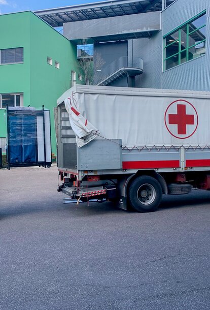 I gazebo venongo caricati sul camion della Croce Rossa Italiana.
