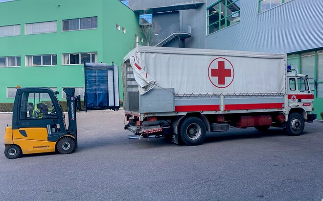 I gazebo venongo caricati sul camion della Croce Rossa Italiana.