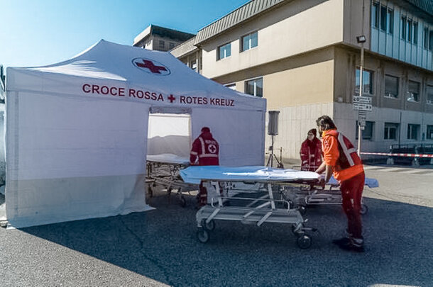 Ein Pre-Triage Zelt von Mastertent steht vor einen Krankenhaus. 