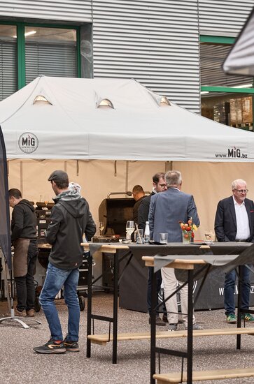 Gazebo cucina refrattario in fibra di veto personalizzato con logo, abbaini per il fumo e pareti laterali chiuse e con finestre a una fiere aziendale 