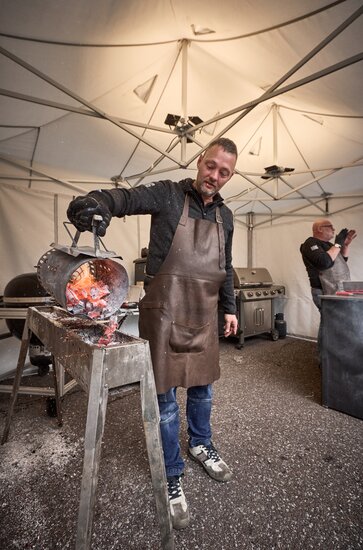 Uomo cucina e fa delle scintille sotto un gazebo ignifugo e refrattario 4,5x3m Mastertent