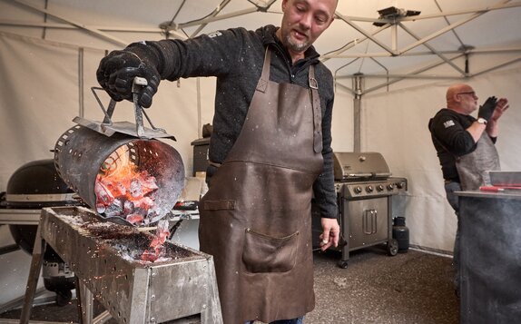 Uomo cucina e fa delle scintille sotto un gazebo ignifugo e refrattario 4,5x3m Mastertent