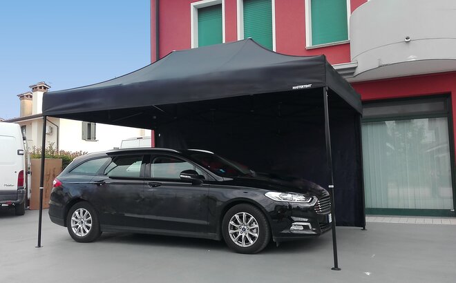 Schwarz 4,5x3m Mastertent Carport Garagezelt mit einer Seitenwand und schwarzem Auto