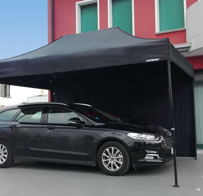 Schwarz 4,5x3m Mastertent Carport Garagezelt mit einer Seitenwand und schwarzem Auto