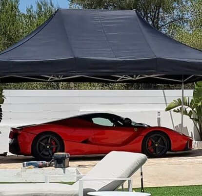 Gazebo per auto nero 4,5x3 m Mastertent con Ferrari rossa su giardino di lusso con piscina