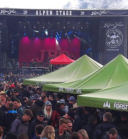 Bühne beim Alpen Flair Festival. In der Menschenmenge stehen die Pavillons von MASTERTENT.