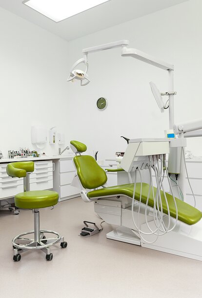 Zahnarztpraxis von Rumänien mit gelbem Zahnarztstuhl.