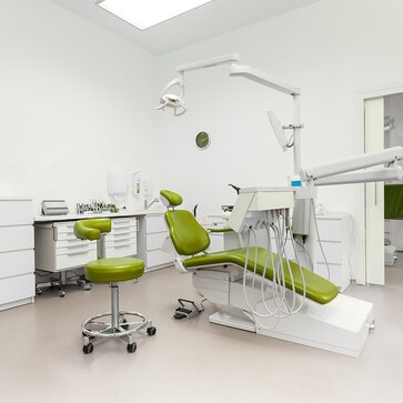 Zahnarztpraxis von Rumänien mit gelbem Zahnarztstuhl.