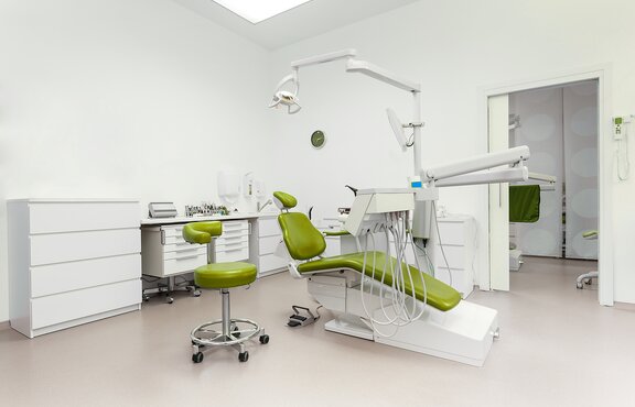 Zahnarztpraxis von Rumänien mit gelbem Zahnarztstuhl.