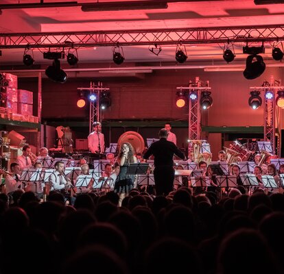 Musikalische Unterhaltung Der Landesjugendchor Südtirol spielt in der Produktionshalle von MASTERTENT und begeistert die sitzenden Gäste.