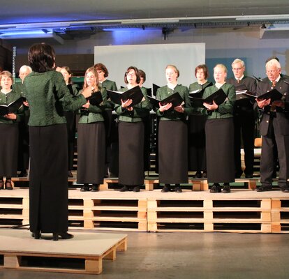 Der Kirchenchor von St. Martin in Thurn steht auf Holzpaletten und sorgt für musikalische Unterhaltung.