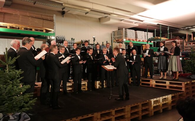 Il coro maschile di Novacella e le ragazze Gasser cantano nello stabile della produzione MASTERTENT.