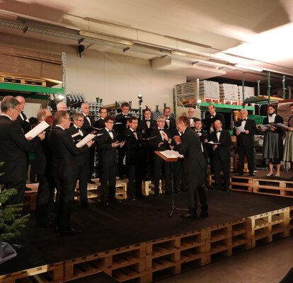 Il coro maschile di Novacella e le ragazze Gasser cantano nello stabile della produzione MASTERTENT.