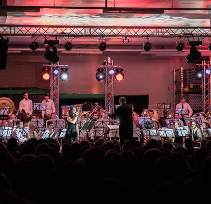 Der Landesjugendchor Südtirol spielt in der Produktionshalle von MASTERTENT und begeistert die sitzenden Gäste.