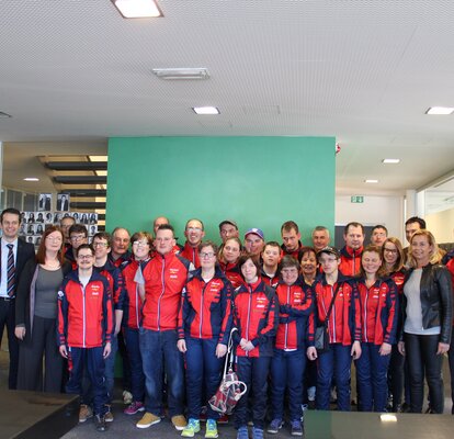 La squadra di sci di fondo di aiuto di vita posa con i suoi allenatori, Martin e Georg Zingerle per una foto.