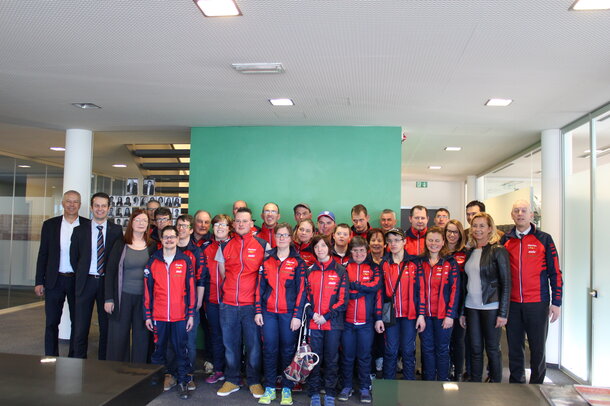 La squadra di sci di fondo di aiuto di vita posa con i suoi allenatori, Martin e Georg Zingerle per una foto.