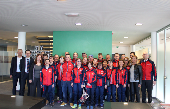 Die Langlaufmannschaft der Lebenshilfe posiert mit Ihren Betreuern und Martin und Georg Zingerle für ein Foto.