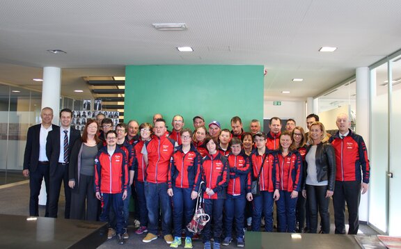 La squadra di sci di fondo di aiuto di vita posa con i suoi allenatori, Martin e Georg Zingerle per una foto.