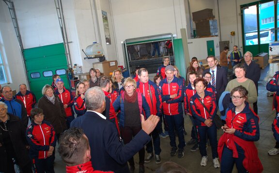 George Martin Zingerle mostrano agli atleti la zona produttiva di MASTERTENT