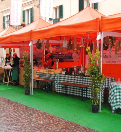 Gazebo arancioni del mercato contadino di Teramano.