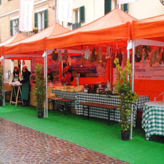 Gazebo arancioni del mercato contadino di Teramano.