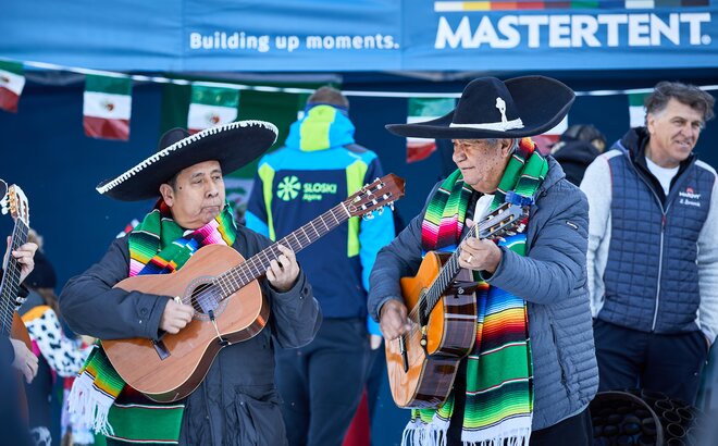 Die mexikanischen Musiker, die Mariachi Band, singt und spielt im Zielraum bei den mexikanischen Meisterschaften.