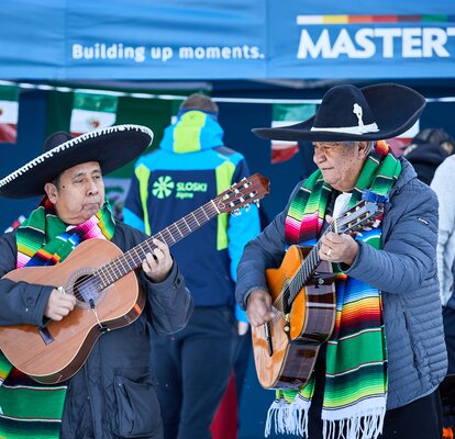 Die mexikanischen Musiker, die Mariachi Band, singt und spielt im Zielraum bei den mexikanischen Meisterschaften.