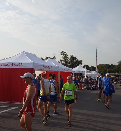 I gazebo pieghevoli alla maratona "Mezza di Monza". Davanti si vedono gli atleti.