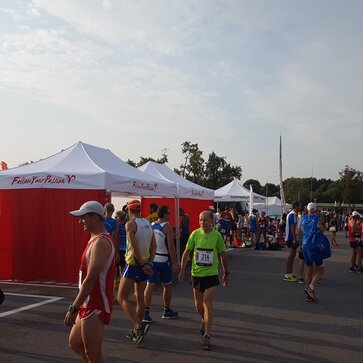 I gazebo pieghevoli alla maratona "Mezza di Monza". Davanti si vedono gli atleti.