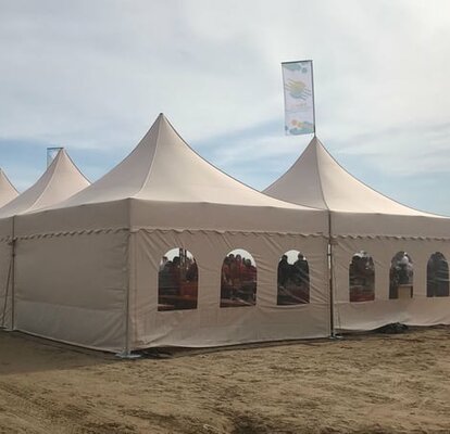 Mehrere Pagodenzelten von Mastertent an einem Strand in Spanien